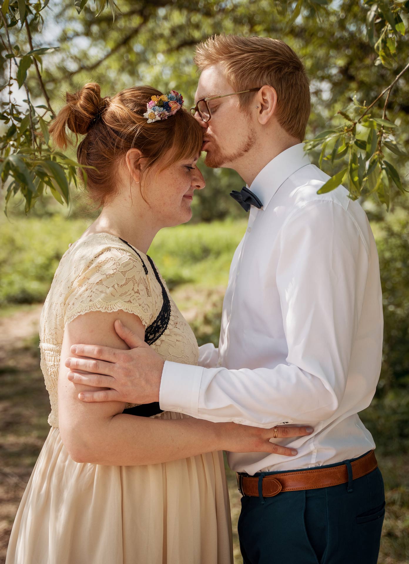 Hochzeitsfotograf Duisburg Brautpaar ist verliebt umarmt sich